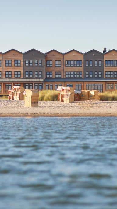 Hotel am Strand mit Strandkörben