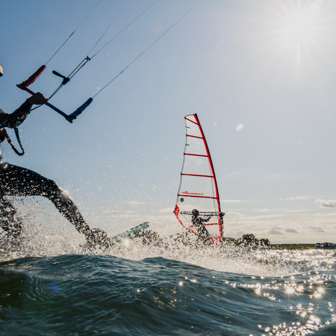Kitesurfer im Wasser
