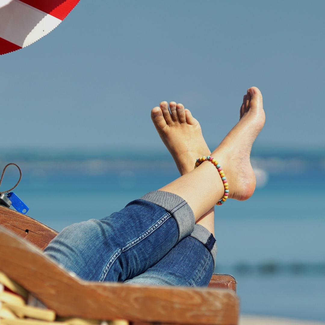 entspannte Person im Strandkorb an einer Ostseeküste