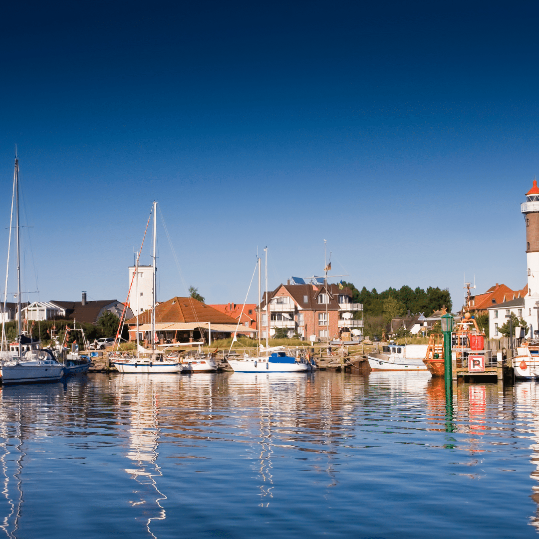 Stadt am Meer mit Anliegern f&uuml;r Segelboote