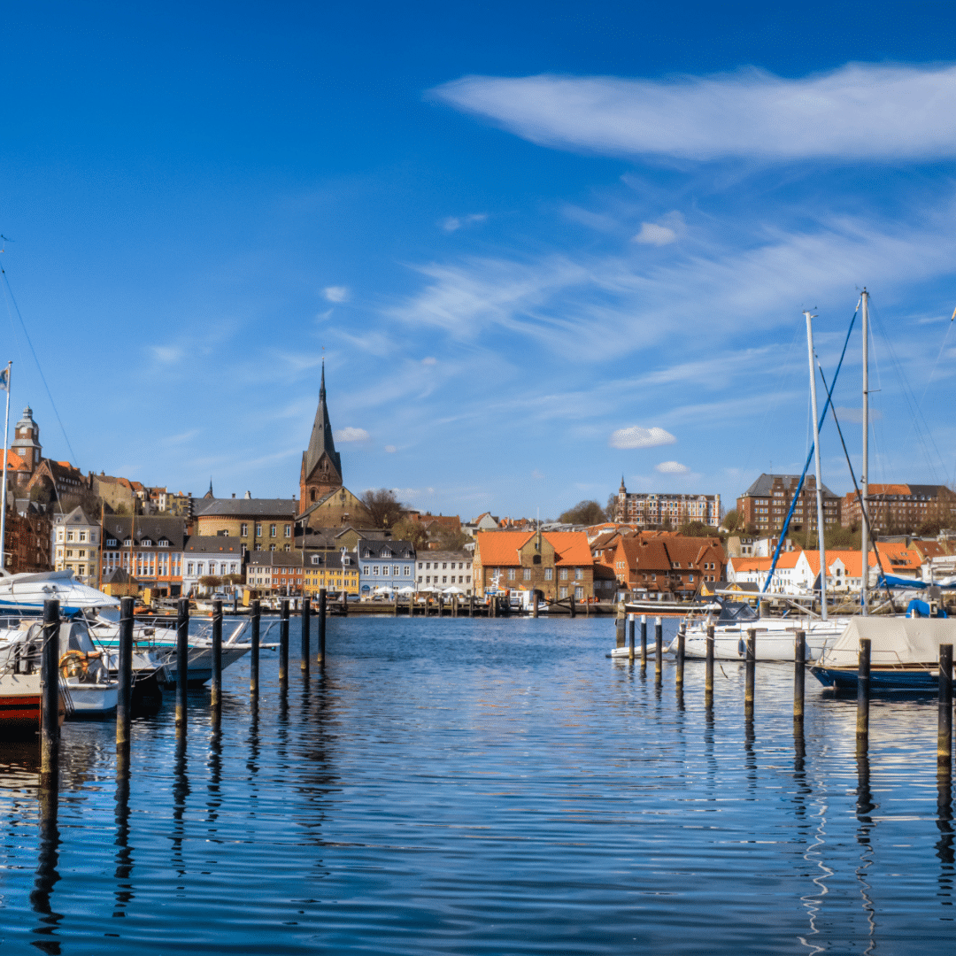 Stadt am Meer mit Anliegern f&uuml;r Boote