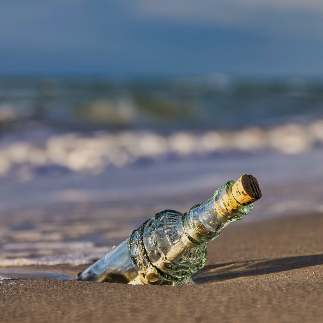 Flaschenpost am Strand mit Nachricht
