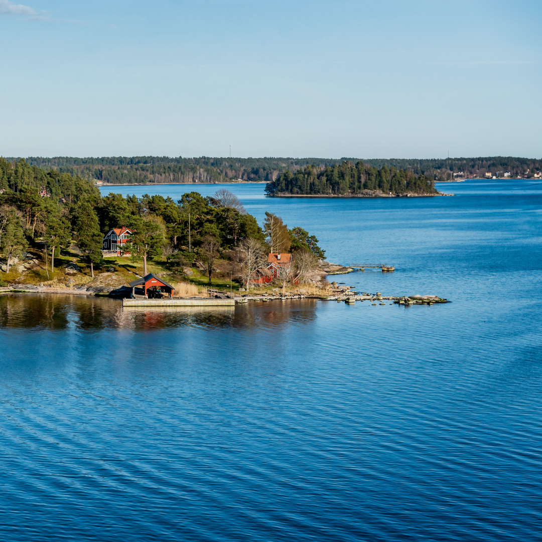 Ostseek&uuml;ste mit bewaldeten Inseln und H&auml;usern