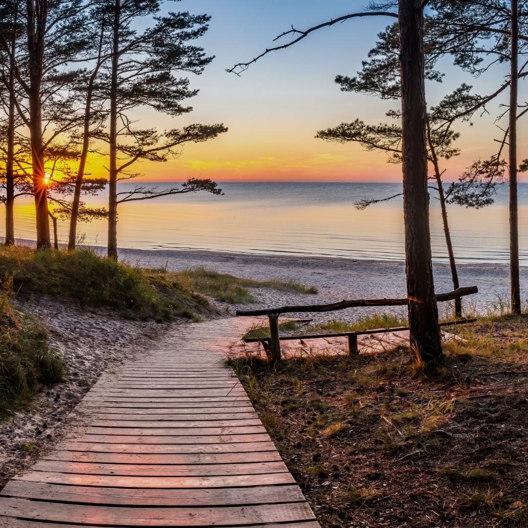 H&ouml;lzerner Weg zum Strand bei Sonnenuntergang an der Ostsee