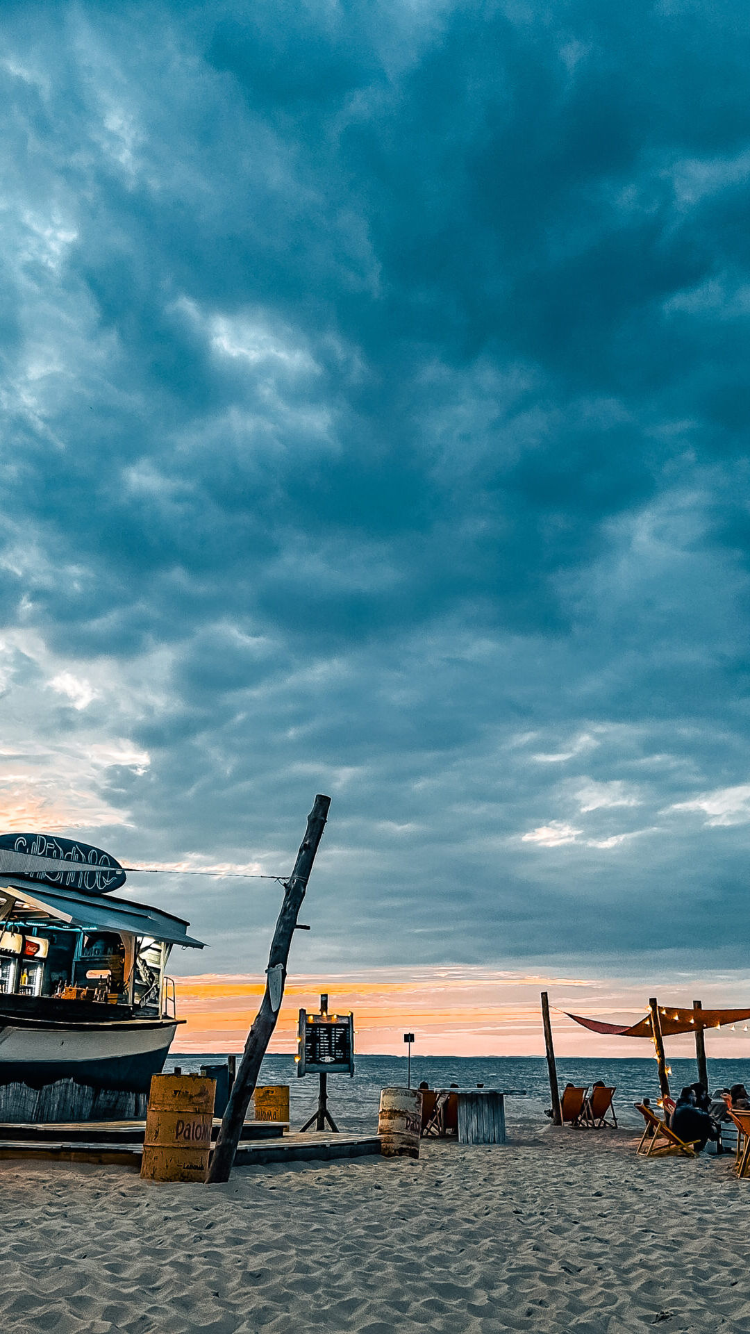 Atmosphärische Strandbar unter bewölkten Himmel. Wir lieben die Ostsee