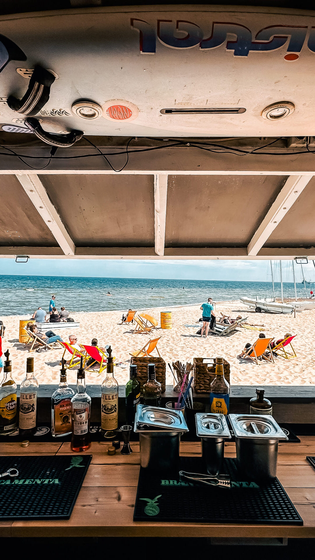 Strandbar, mit Blick auf den Strand. Wir lieben die Ostsee
