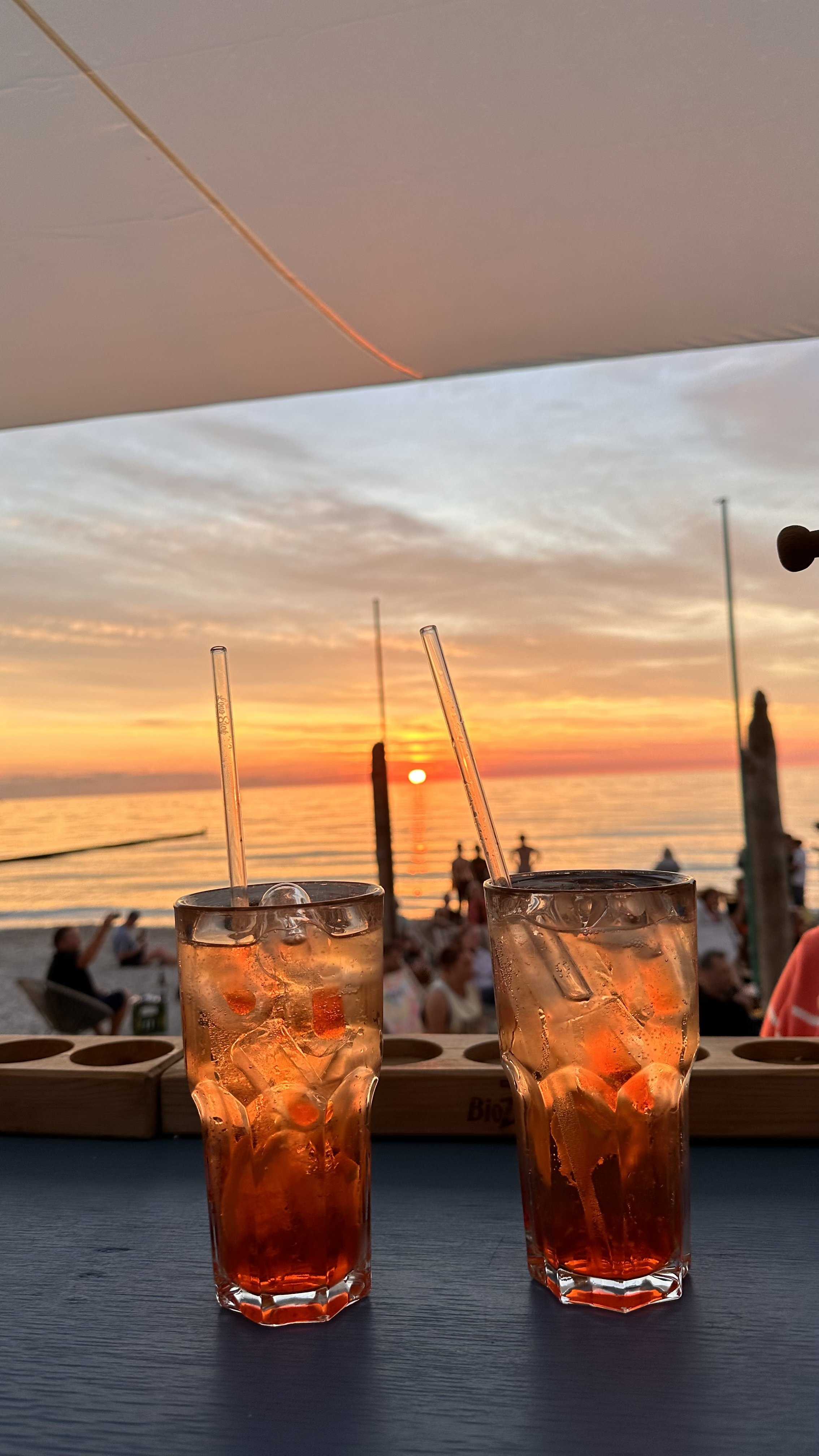 Strandbar an der Ostsee beim Sonnenuntergang